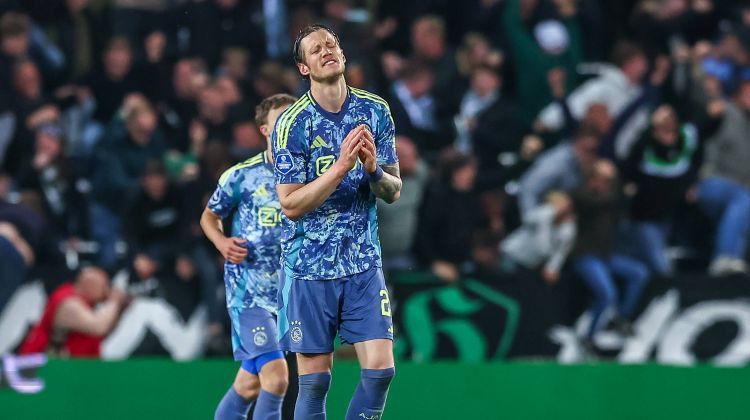 "Ajax" dāvanu atdod atpakaļ un sezonas izskaņā brīnumaini zaudē Nīderlandes līderpozīciju