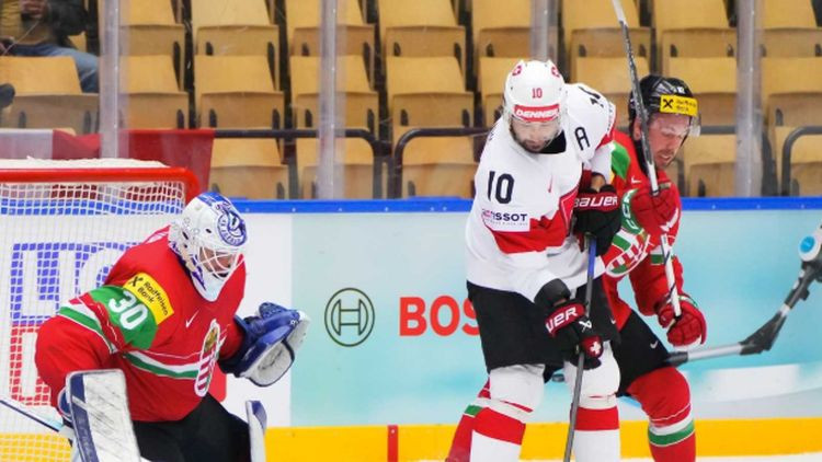 Vecmeistaram Ambīlam hat-trick, Šveicei desmit vārti vienādos sastāvos