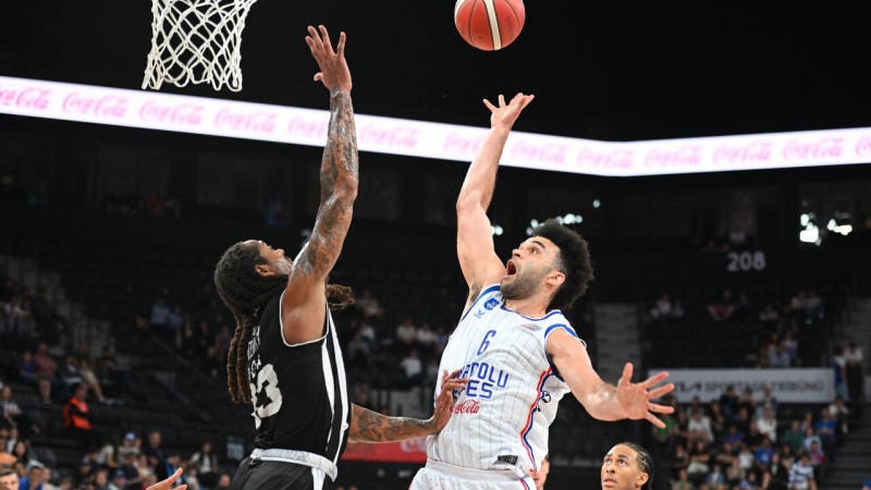 Larkina 35 punkti "Anadolu Efes" sniedz uzvaru pusfinālā, Šmits joprojām nespēlē