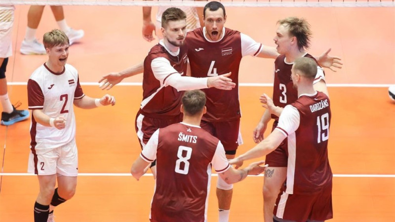 Latvijas volejbolisti Eiropas Zelta līgu sāk ar uzvaru piecu setu cīņā
