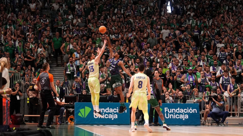 "Unicaja" izglābjas un izšķirošās cīņas papildlaikā izslēdz "Barcelona", Šortsam 27+14 Parīzes triumfā