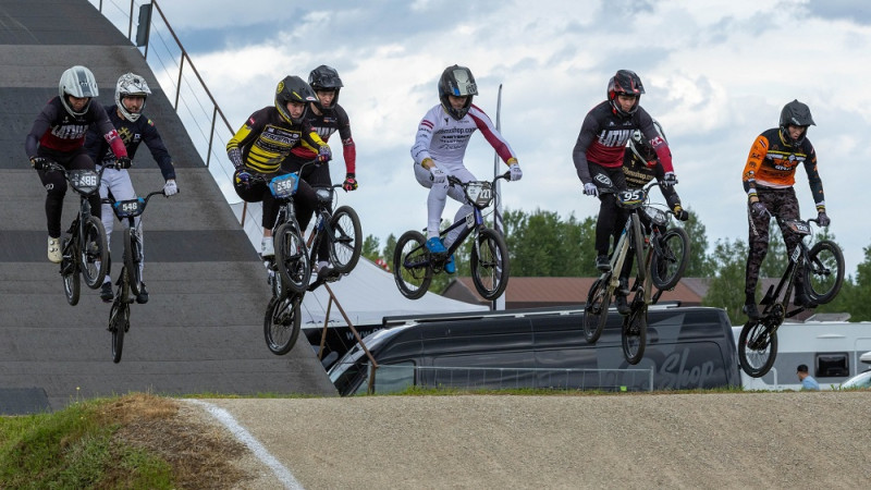 "Crystal Dent" BMX Latvijas kausa 2. posmā Avotu trasē uzvar Langmanis un Kārkliņa
