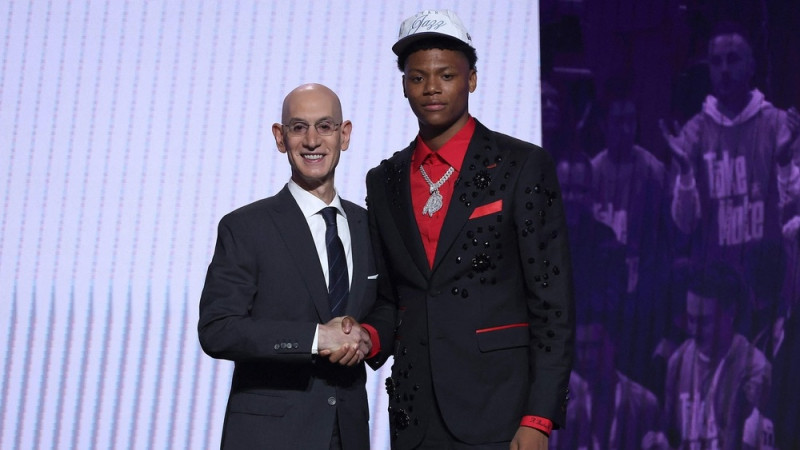 NBA drafta piektā izvēle joprojām nav ieradies pie komandas, kura viņu izraudzījās