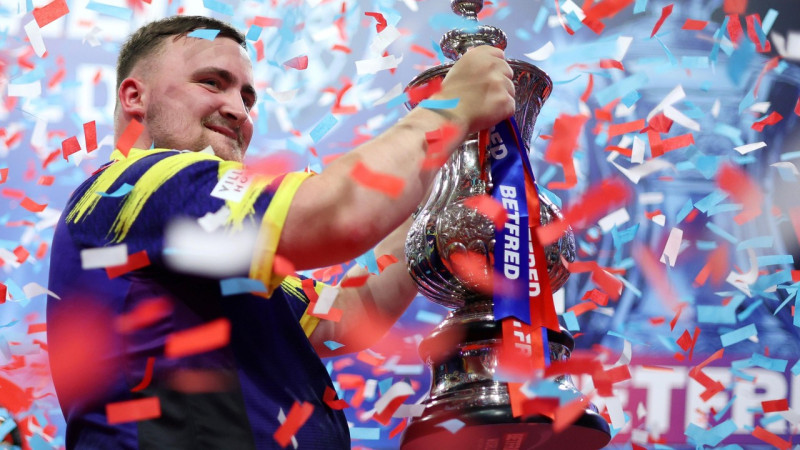 Litlers triumfē “World Matchplay” šautriņu mešanā un sasniedz karjeras Trīskāršo kroni