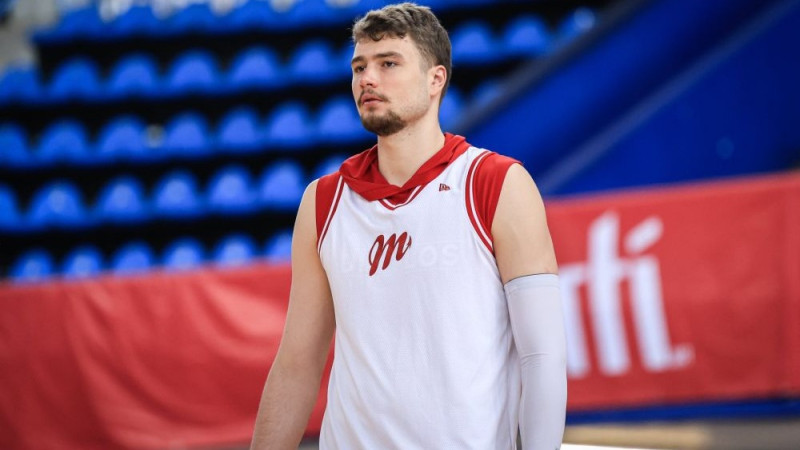 Helmanis tuvu ″double-double″ sarkano velnu zaudējumā