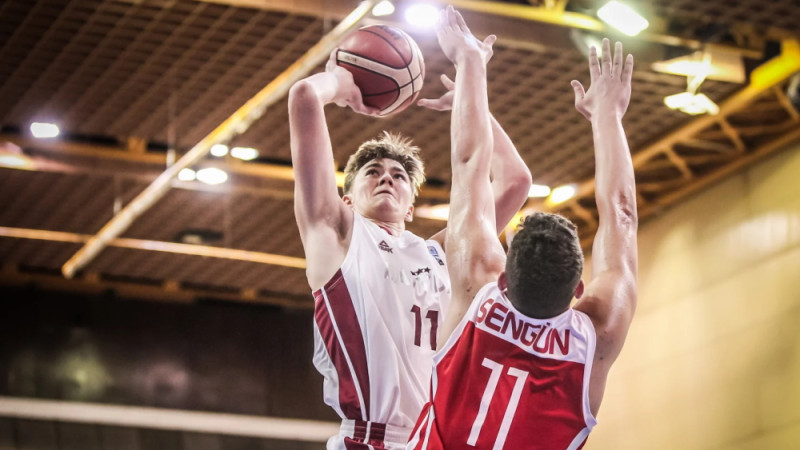 "Liepājā" profesionālo karjeru ievadīs studentu basketbola gaitas noslēgušais Feierbergs