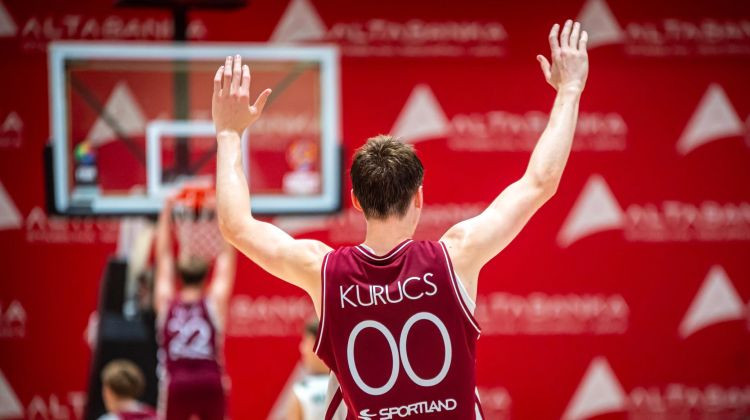 Iļja Kurucs atteicās braukt uz slimnīcu un ar traumu palīdzēja tikt U18 EČ pusfinālā