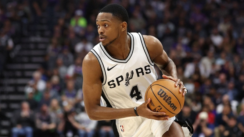 ''Spurs'' cementē nākotni līdzās Vembanjamam, atalgojot Foksu ar maksimālo līgumu