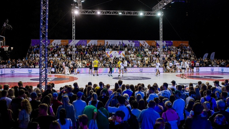 XVI “Krastu mačs” Esplanādē: politiķi, aktieri, mūziķi, aktrises un influenceri spēkosies basketbola laukumā