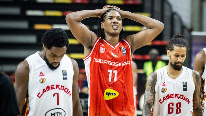 AfroBasket: Kamerūna aptur čempiones desmit gadu sēriju, bet paglābjas no zaudējuma pret pastarīti
