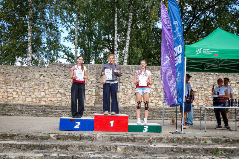 Ikšķilē sadalītas godalgas Latvijas čempionātā skrituļslalomā