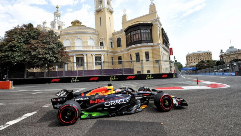 Baku F1 kvalifikācija incidentiem bagāta, Verstapens pārspēj Sainsu