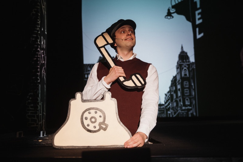 Latvijā teātris kļūst pieejamāks cilvēkiem ar redzes traucējumiem