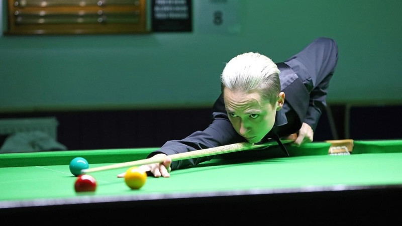 Latviešu snūkerists pieveic pasaules čempionu jauniešu vidū un turpina cīņu par vietu profesionālajā tūrē