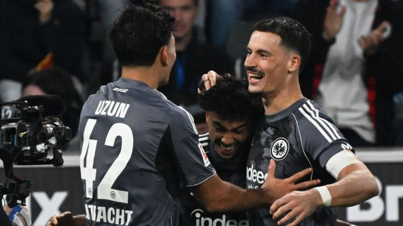 ″Eintracht″ izcīna uzvaru desmit vārtu spēlē, ″Bayer″ panākums viesos