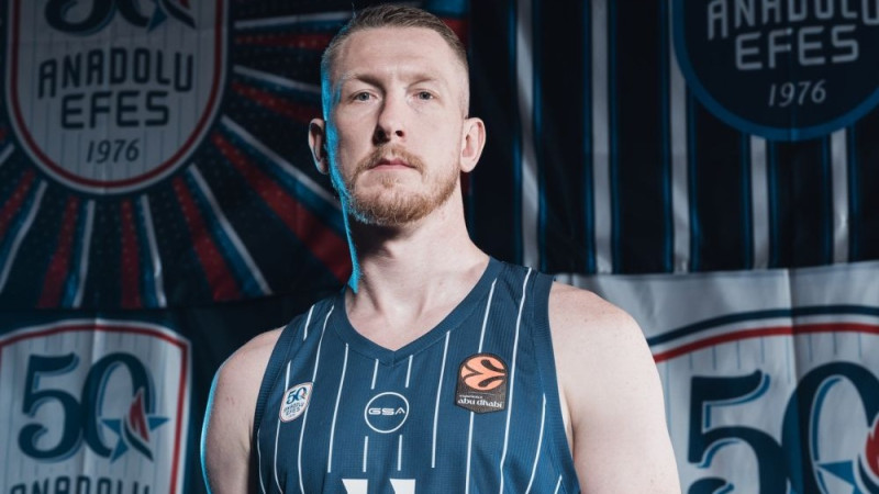 Rezultatīvais Šmits otrajā puslaikā palīdz efes tikt pie uzvaras Eirolīgas mačā