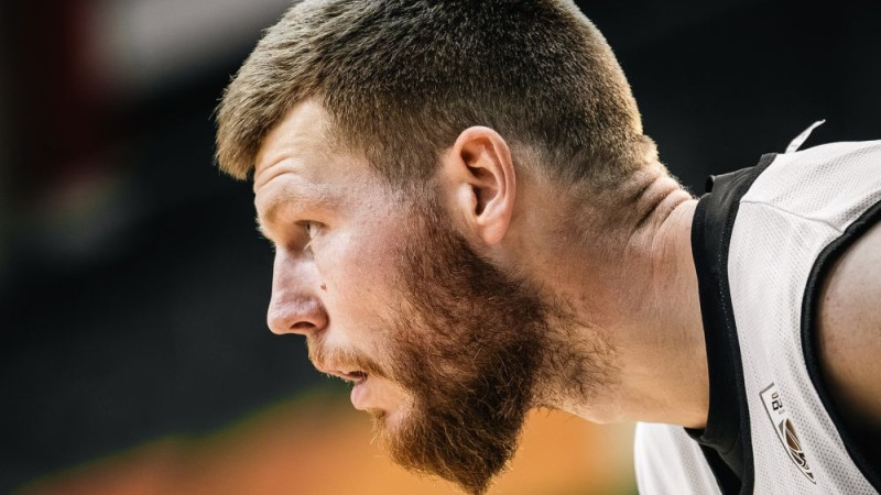 Bertāns uguņo un trāpa vēsturisku metienu, ″Dubai″ pārliecinoša uzvara