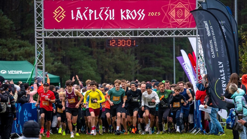 Specīga sastāva patriotiskajā taku šķēršļu skrējienā "Lāčplēšu kross" uzvar rekordists Serjogins