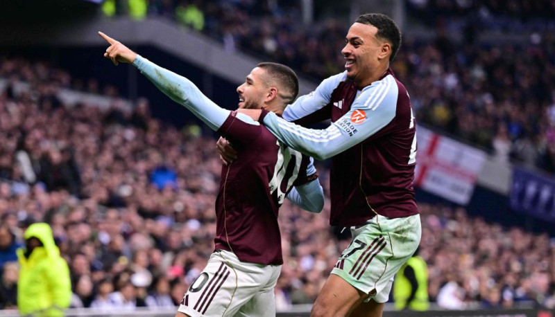 "Aston Villa" uzveic "Tottenham" un izcīna trešo uzvaru pēc kārtas