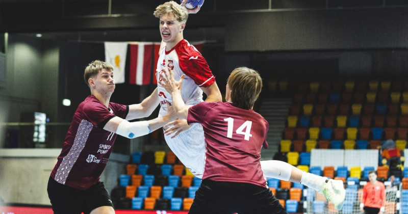 Latvijas jaunie handbolisti kvalifikācijas turnīra ievadā zaudē poļiem