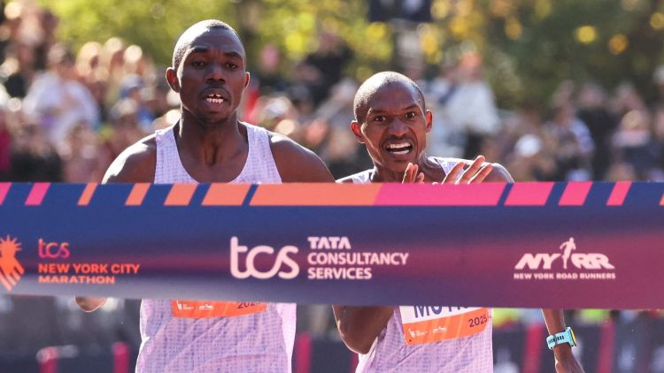 Ņujorkas vīriešu maratonu izšķir fotofinišs, dāmām sacensību rekords