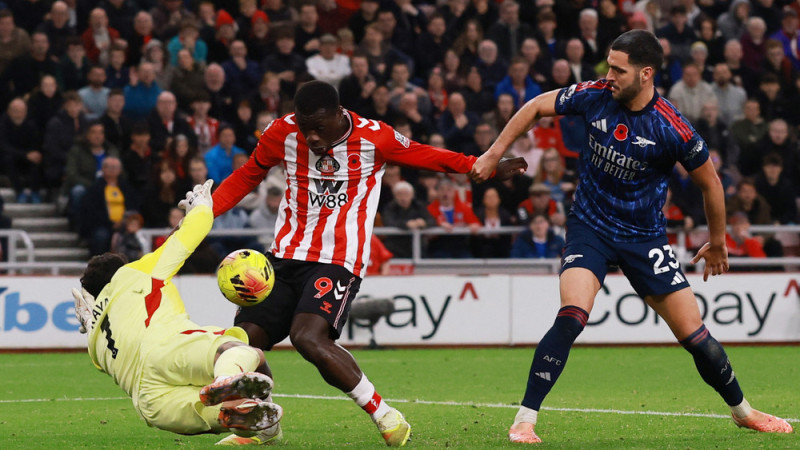 Kareivīgā "Sunderland" panāk neizšķirtu pret "Arsenal", MU kompensācijas laikā glābjas pret Totenhemu