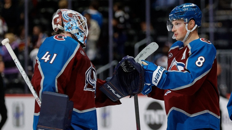 NHL līderu duelī "Avalanche" pārspēj "Ducks"