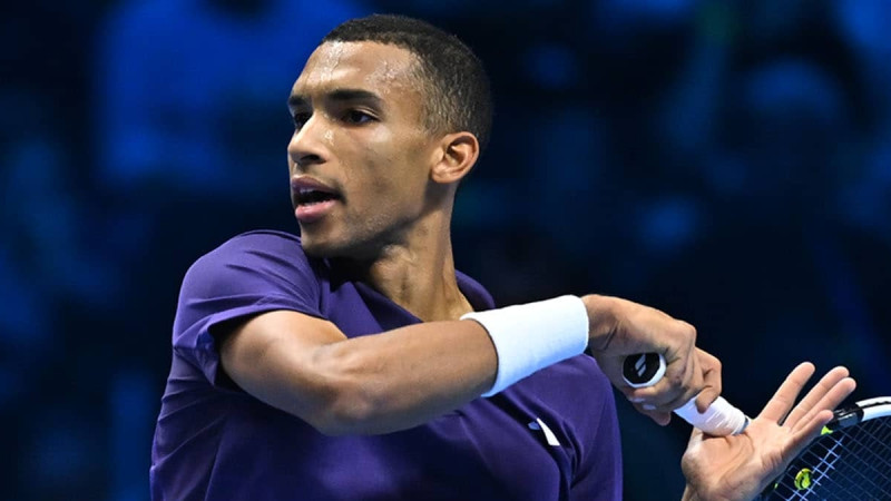 Ožē-Aljasims apspēlē Zverevu un kā pēdējais tiek ATP finālturnīra "top 4"