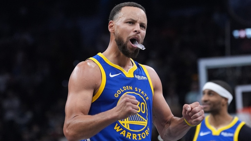 Karijs otro maču pēc kārtas saber 45+, Hārdenam iespaidīgs triple-double