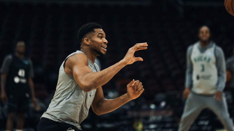 ''Bucks'' līderis Adetokunbo pēkšņi pamet spēli cirkšņa traumas dēļ