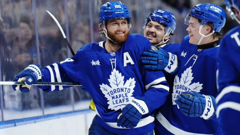 ″Maple Leafs″ pārtrauc drūmo nogriezni, Bedārdam sezonas otrais ″hat-trick″ uzvarā
