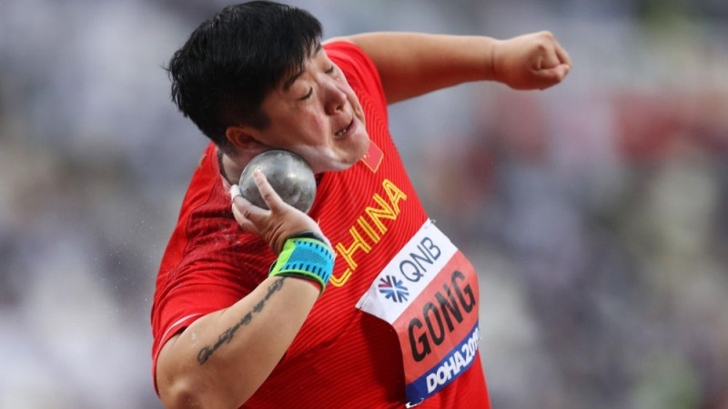 Karjeru noslēgusi leģendārā Ķīnas lodes grūdēja Guna