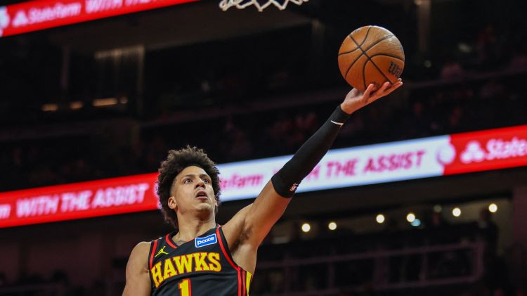 Porziņģis slimības dēļ nespēlē, Džonsons ar triple-double kaldina Atlantas uzvaru