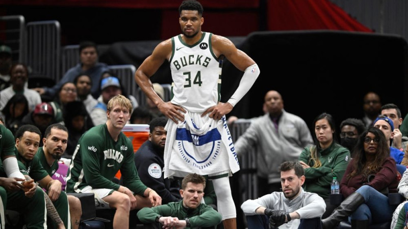 Maiņa tuvojas? Jannis no soctīkliem iztīrījis "Bucks" nospiedumus