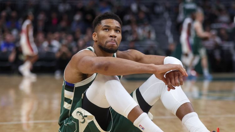 Ar vadību pārrunas sākušais Adetokunbo iedzīvojas savainojumā, Marejam 52 punkti viesos