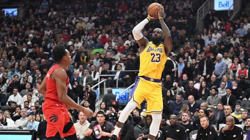 Lebrons ar piespēli uz uzvaras metienu pārtrauc nepilnus 19 gadus ilgo rekordsēriju