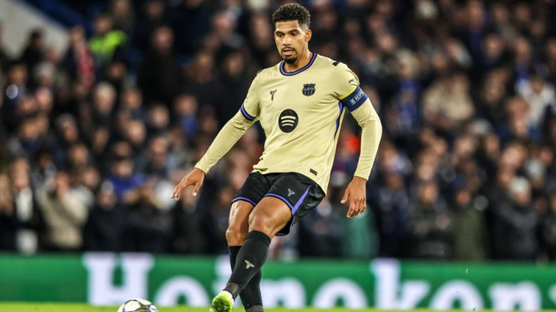 Urugvajiešu aizsargs pēc gandrīz mēnesi ilgas prombūtnes atgriezies ''Barcelona'' treniņos