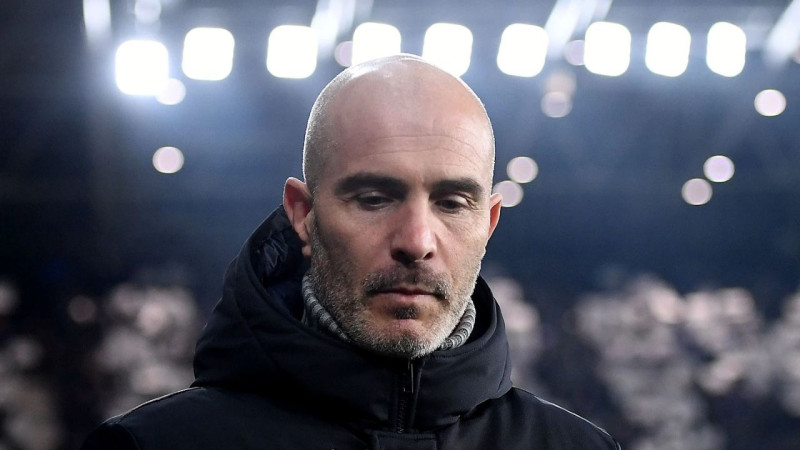 Anglijas futbola grands ''Chelsea'' gada pirmajā dienā šķiras no galvenā trenera