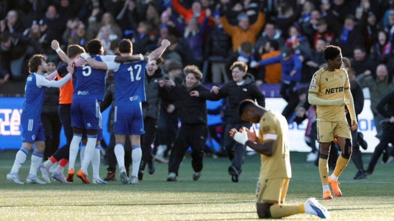 Anglijas kausā gadsimta sensācija – amatieri izsit pagājušās sezonas čempionus