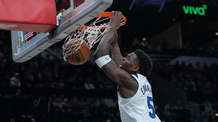 Porziņģis nespēlē pret Bostonu, Hauzeram 10 tālmetieni, Edvardsam 55 punkti Sanantonio