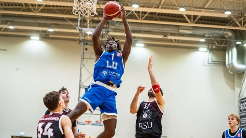 LU rindas nesen papildinājušais Adevunmi pārceļas pie zeļļiem