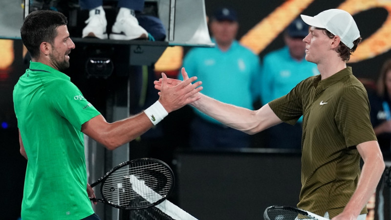 Džokovičs piektajā setā pārspēj sagurušo Sinneru un iesoļo AO finālā