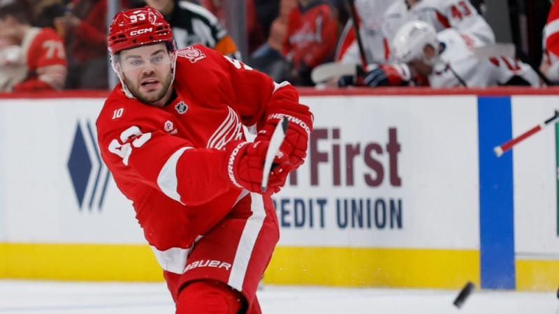 Dīvainākie vārti NHL vēsturē? ''Red Wings'' uzbrucējs no centra izrauj pagarinājumu