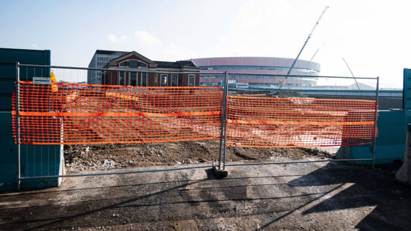 Piecas dienas pirms atklāšanas mača OS hokeja arēnā joprojām notiek būvdarbi