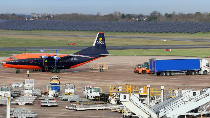 "Aston Martin" jauno F1 bolīdu uz testiem nogādāja ar 54 gadus vecu lidmašīnu