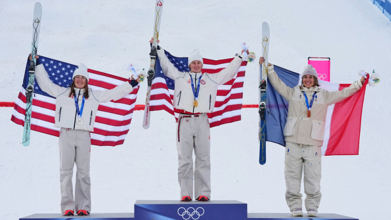 Olimpisko spēļu debitante Lemlija pārspēj tautieti Kaufu un izcīna zeltu mogulā