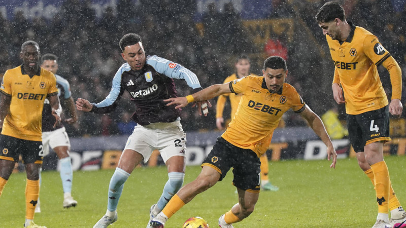 "Aston Villa" nespēj pārspēt mājinieku aizsardzību, vilki turpina cīņu par izdzīvošanu