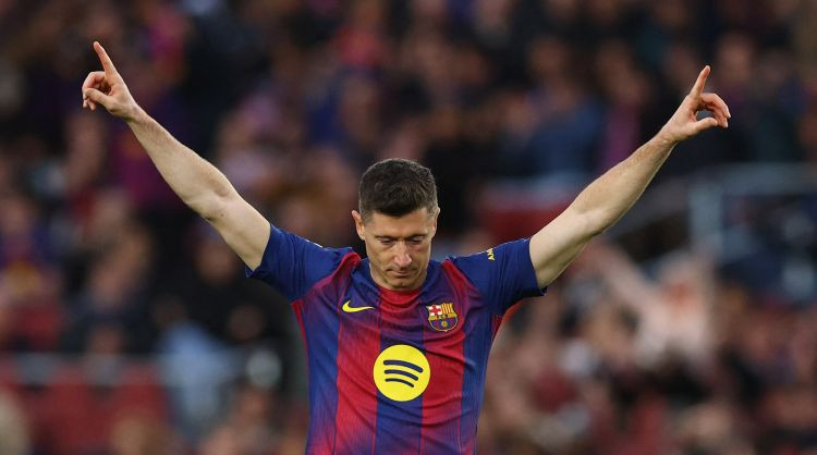 Vārtus guva ar savainojumu – Barselonas veterānam Levandovskim atklāts acs dobuma lūzums