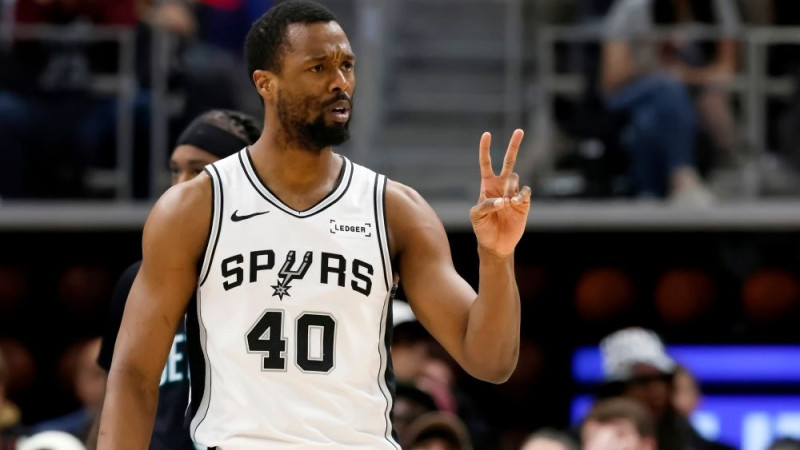 ″Spurs″ veterāns Bārnss ″satraumējies″... miegā