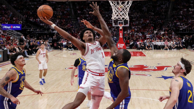 "Warriors" bez Porziņģa pagarinājuma uzvara Hjūstonā, Jokičam triple-double un deviņas kļūdas